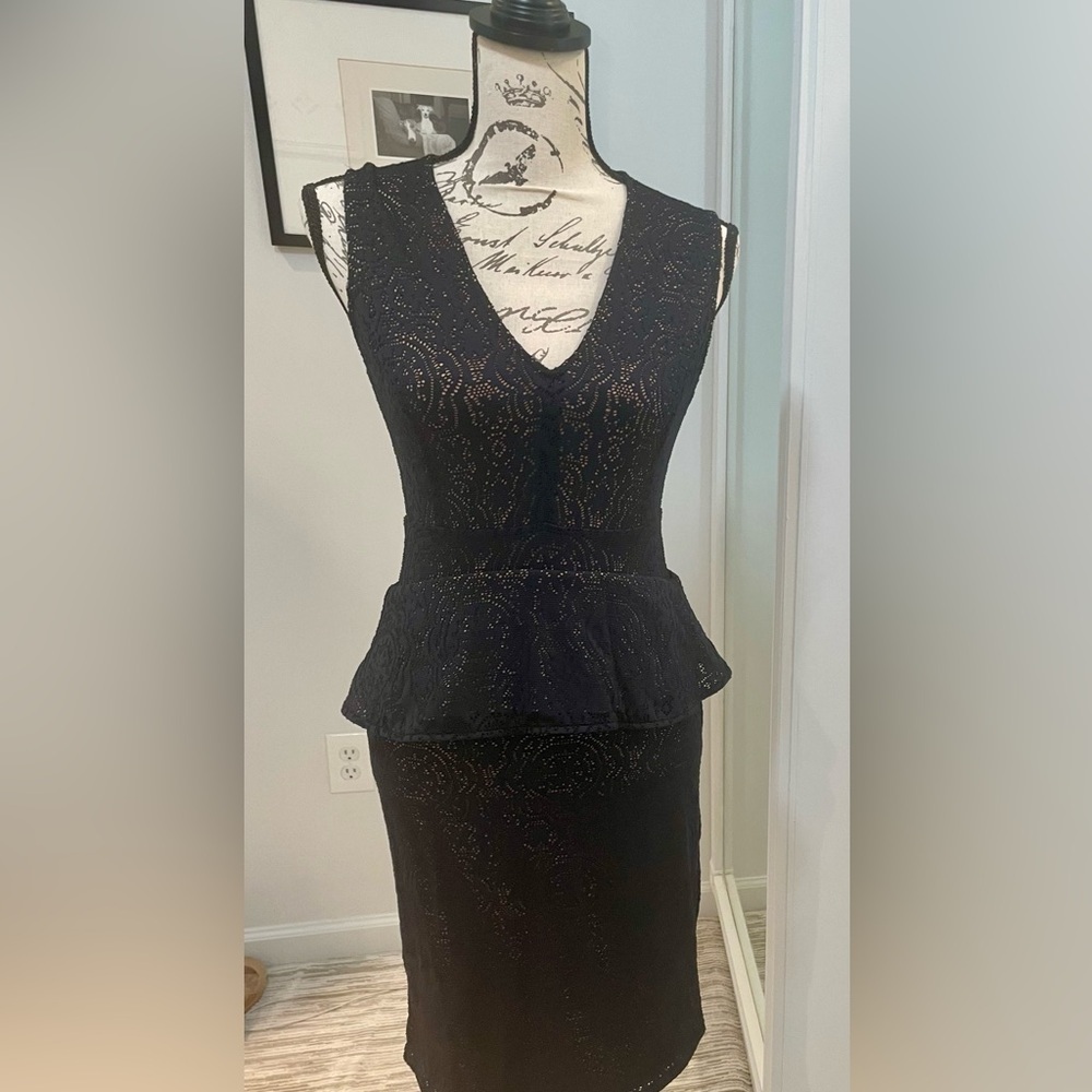 BCBGMAXAZRIA Black Lace Peplum Cocktail dress-V-Neck Sleeveless Knee-Length